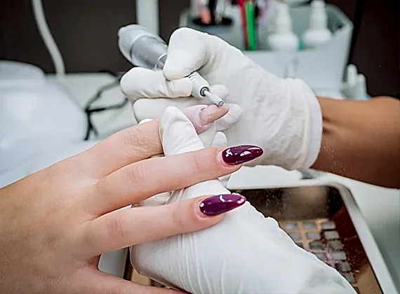 Protez Tırnak mı, Kalıcı Oje mi? Hangisi Size Uygun?